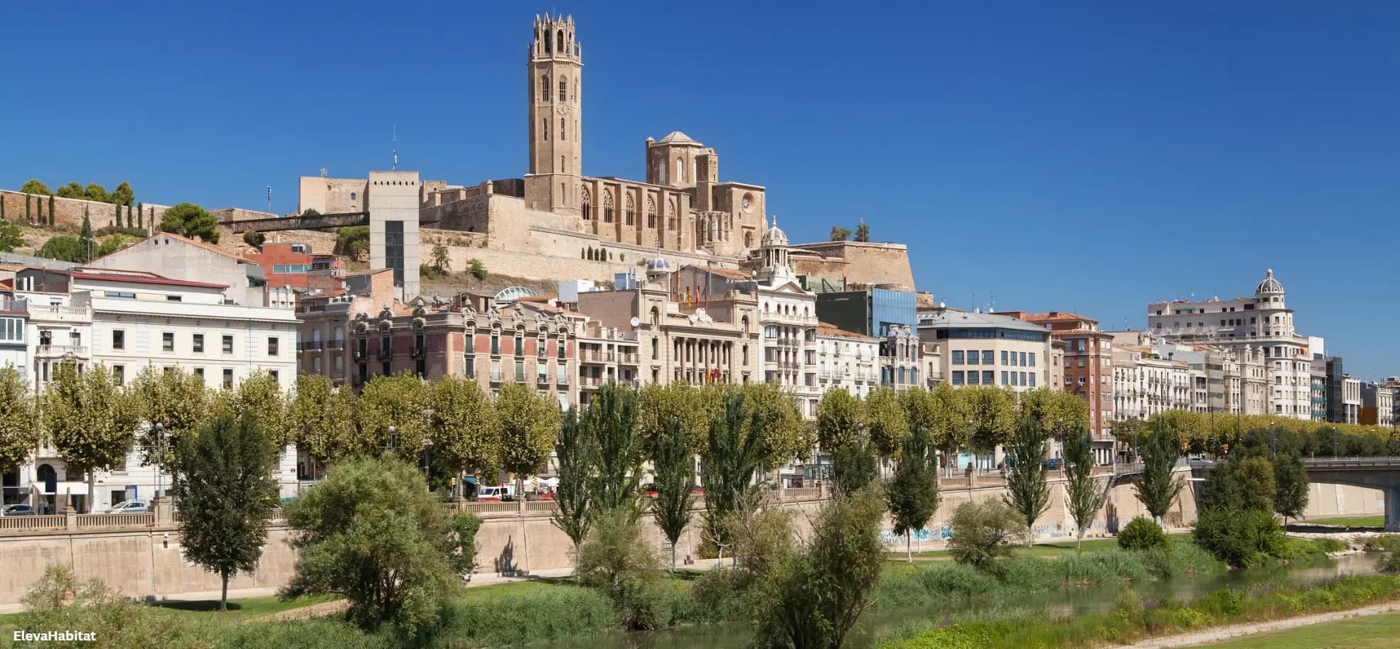 Vista de Lleida, ciutat on opera la immobiliària Eleva Habitat per a la venda de pisos i cases.